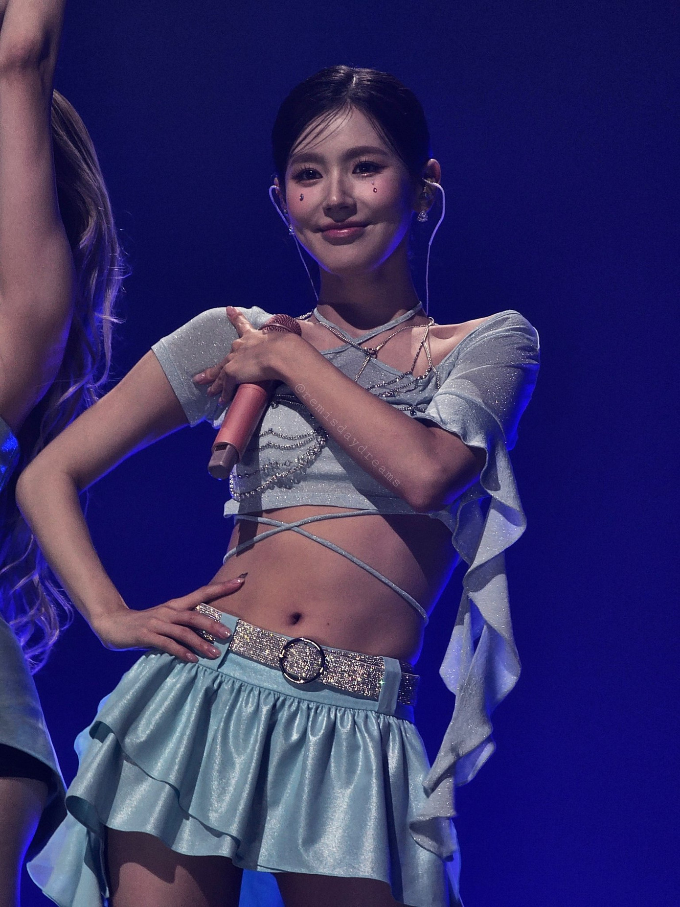 Trên trang cộng đồng, bài đăng thu hút hơn 141.000 lượt xem, khán giả than thở về việc Miyeon thường bị che khuất trong khi biểu diễn trong đội hình vũ đạo. Người hâm mộ của Miyeon so sánh hai ca khúc chủ đề gần đây của nhóm, Miyeon nhận được ít phần hát so với vị trí đảm nhận.