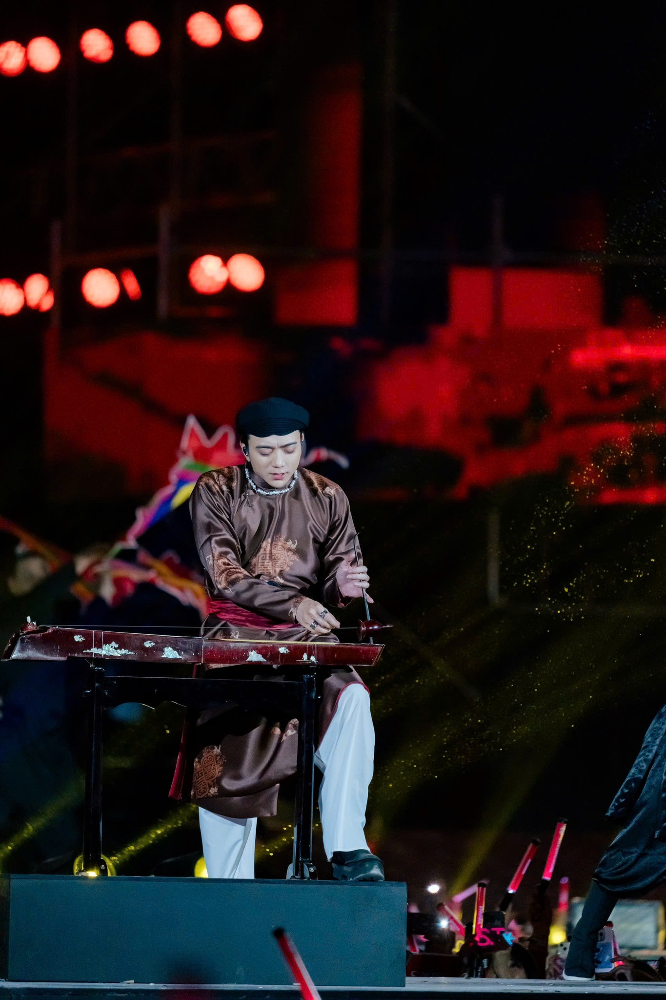 Sau đêm diễn thứ ba, Soobin Hoàng Sơn xúc động suýt khóc khi chứng kiến tình cảm của người hâm mộ: “Hôm nay khi tôi được đi nắm tay tất cả khán giả ở dưới, dù là xa sân khấu nhất, tôi nhìn thấy rất nhiều các cô chú anh chị cùng đứng hòa chung nhịp đập với các bạn trẻ, cùng hát, cùng quẩy lightstick, cùng hô hào mãnh liệt. Một cô nở một nụ cười tươi, niềm nở nói: ‘Cô chào con’. Chương trình khi ấy đã khuya, lúc đó tôi suýt khóc, cảm thấy yêu chương trình, các nghệ sĩ, khán giả. Tôi không nghĩ có chương trình khiến cho những thế hệ này cùng nhau tận hưởng chung bầu không khí âm nhạc thế này”.