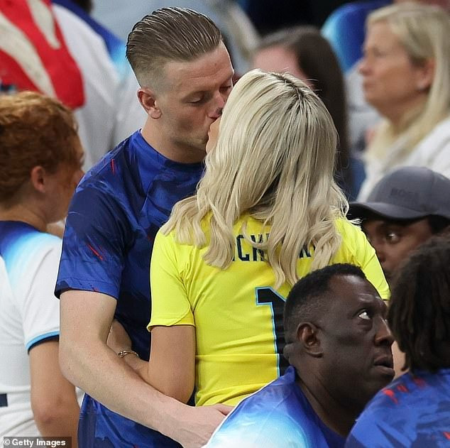 Dàn Wags gửi những món quà đặc biệt động viên tinh thần tuyển Anh. Ảnh: Getty. Dàn Wags gửi những món quà đặc biệt động viên tinh thần tuyển Anh. Ảnh: Getty.