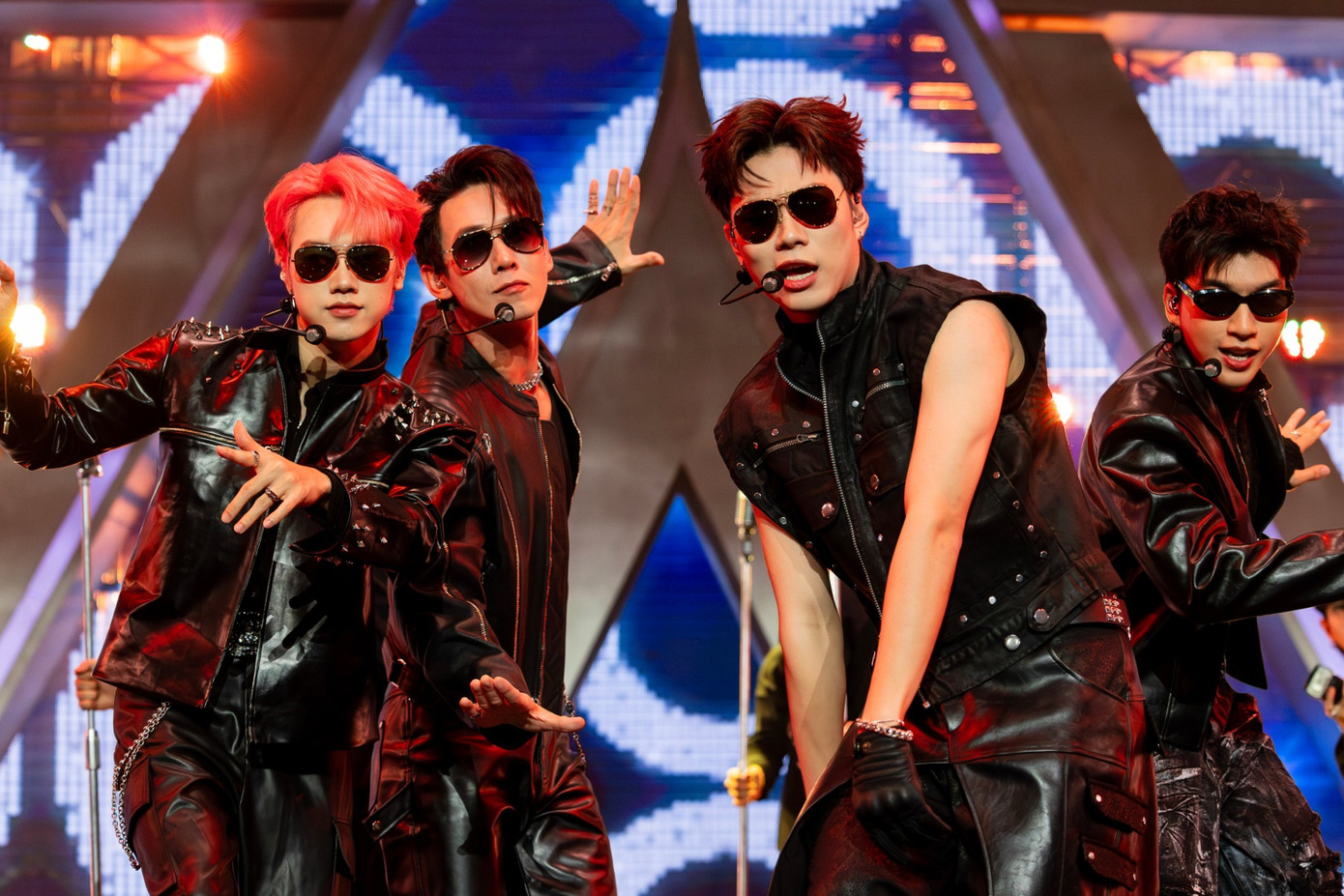 4 màn trình diễn nhóm của top 16 anh trai đêm chung kết Anh trai say hi. 4 màn trình diễn nhóm của top 16 anh trai đêm chung kết Anh trai say hi.