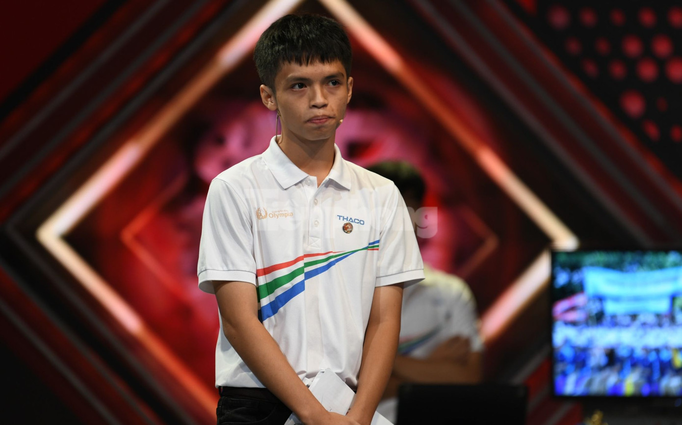 Minh Triết bày tỏ sự xúc động khi lần cuối đứng trên sân khấu Olympia và nhận được sự cổ vũ của thầy cô, bạn bè, gia đình. Nam sinh Huế chọn gói câu hỏi 3 câu 30 điểm vì đang có tổng điểm thấp nhất. Minh Triết nhanh chóng trả lời đúng câu đầu nhưng đáp án câu thứ hai không chính xác. Xuân Mạnh nhanh tay bấm chuông và giành 30 điểm, vươn lên dẫn đầu một cách gay cấn. Ảnh: Như Ý