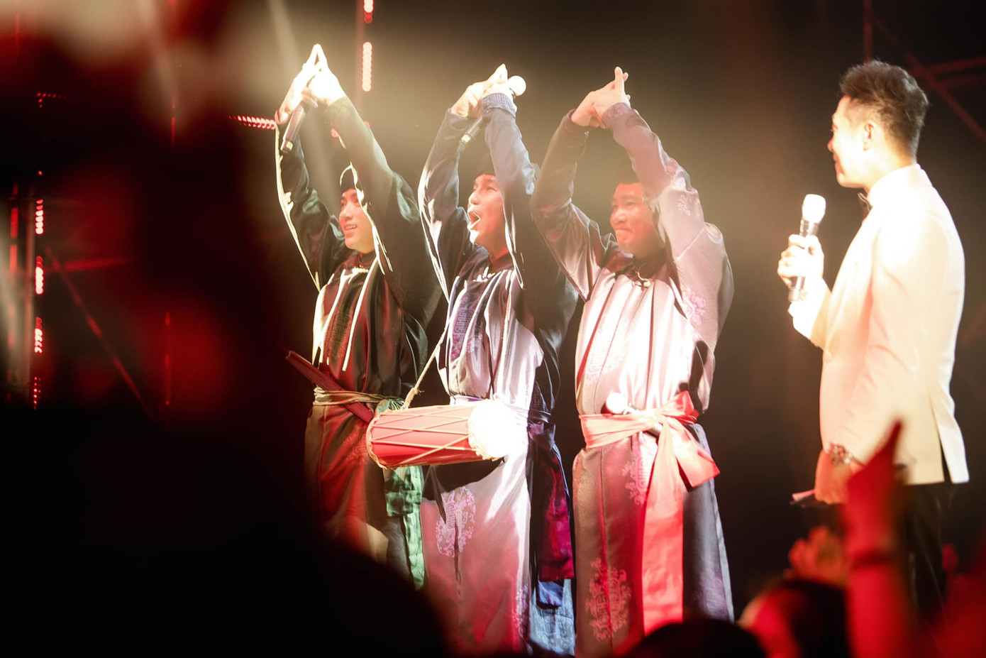 NSND Tự Long thấy có lỗi với đàn em vì hát hụt hơi. NSND Tự Long thấy có lỗi với đàn em vì hát hụt hơi.