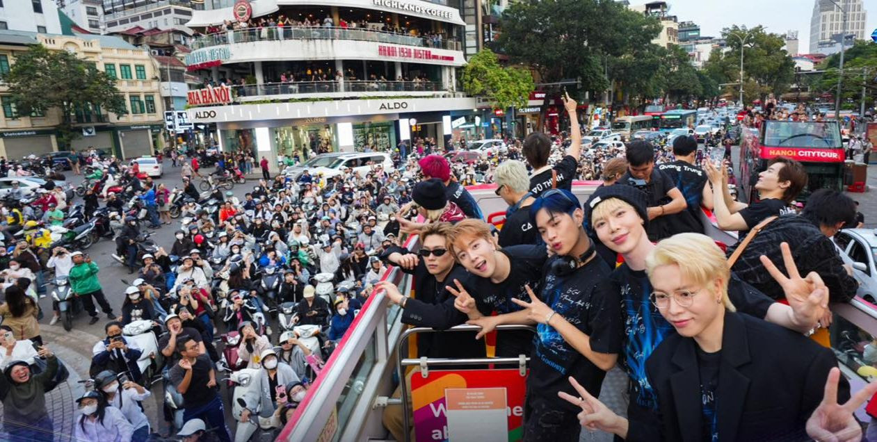 Đoàn xe bus chở nhóm nghệ sĩ đi vòng quanh khu vực Hồ Hoàn Kiếm. Đoàn xe bus chở nhóm nghệ sĩ đi vòng quanh khu vực Hồ Hoàn Kiếm.