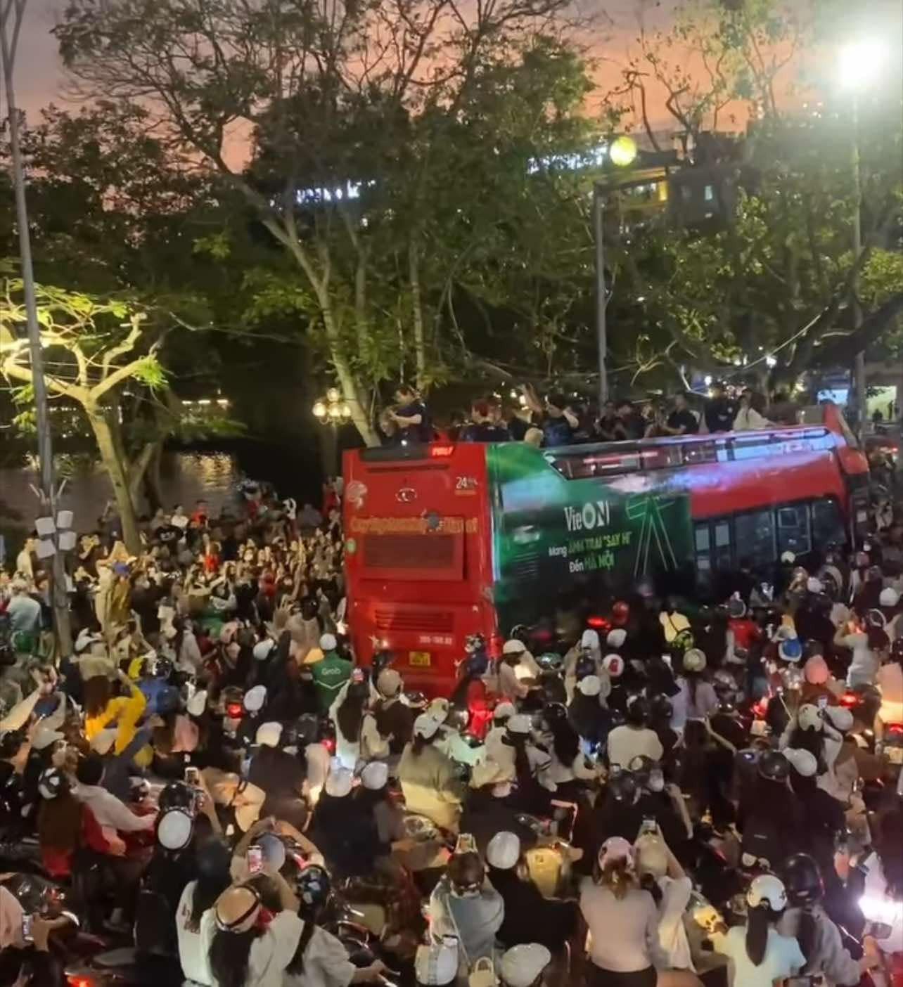 Đám đông vây quanh xe của nhóm Anh trai ở quảng trường Đông Kinh Nghĩa Thục. Đám đông vây quanh xe của nhóm Anh trai ở quảng trường Đông Kinh Nghĩa Thục.