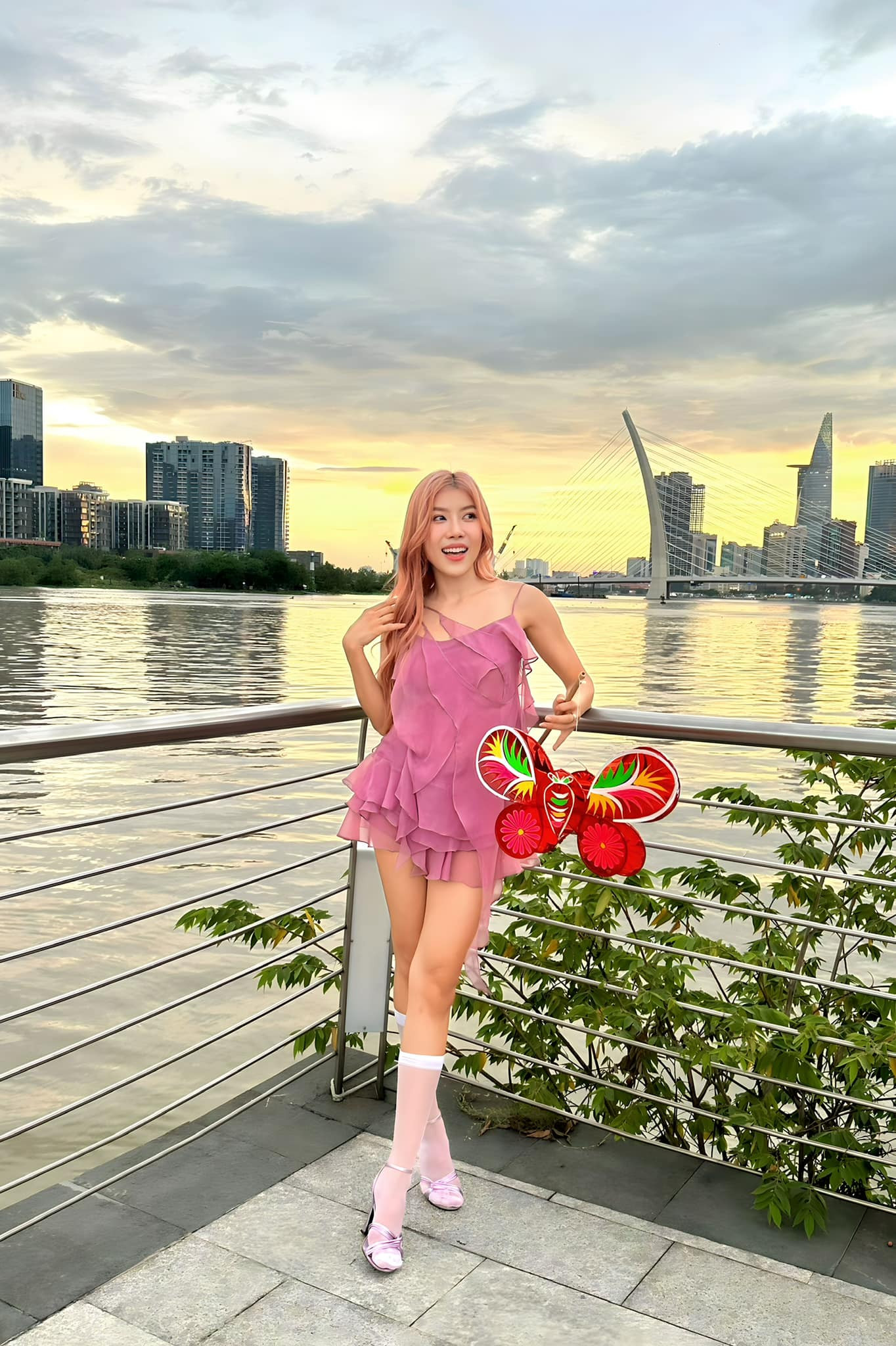 Ngoài đời, gia thế trâm anh thế phiệt của nữ ca sĩ cũng được nhiều người quan tâm. Gia đình cô có truyền thống làm ngoại giao và nghiên cứu ngôn ngữ. Ông ngoại Trang Pháp là nhà ngoại giao Nguyễn Khắc Huỳnh (nguyên thành viên đoàn đàm phán Hiệp định Paris 1973). Bố cô là Giáo sư - Tiến sĩ Nguyễn Quang, đã có hơn 40 năm công tác, giảng dạy tại Đại học Ngoại ngữ - Đại học Quốc gia Hà Nội. Mẹ Trang Pháp từng là Chánh văn phòng Tổng Lãnh sự quán Việt Nam tại Bỉ và cũng là người dạy cô nói tiếng Pháp. Ảnh: FBNV.