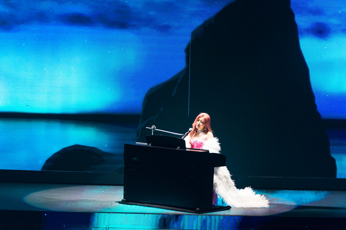 Ngay từ tập đầu lên sóng, nữ ca sĩ làm ổn cả phần nghe tới phần nhìn. Cô khiến người xem trầm trồ vì khả năng làm chủ sân khấu, từ hát, nhảy, khả năng chơi nhạc cụ, sản xuất nhạc. Ảnh: NSX.