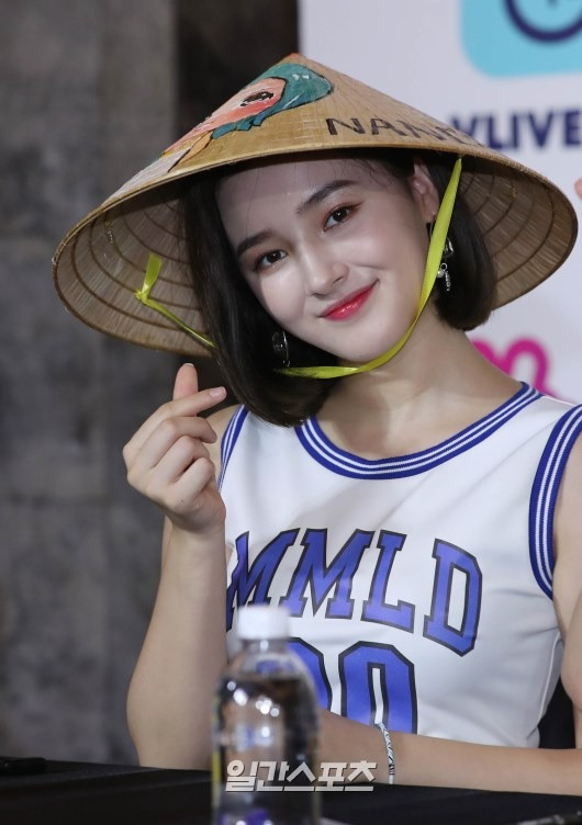 Người đẹp đội nón lá giao lưu với người hâm mộ Việt Nam và biểu diễn cùng Momoland trên sân khấu âm nhạc tại TPHCM năm 2018.