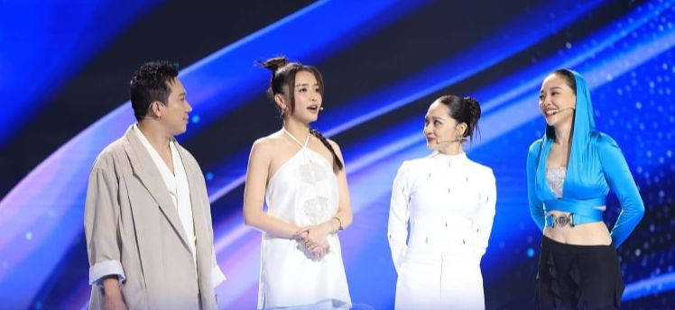 Ba cố vấn cố định Ca sĩ mặt nạ mùa 2 gồm: Trấn Thành, Bích Phương, Tóc Tiên. Mỗi tập có thêm một cố vấn khách mời.