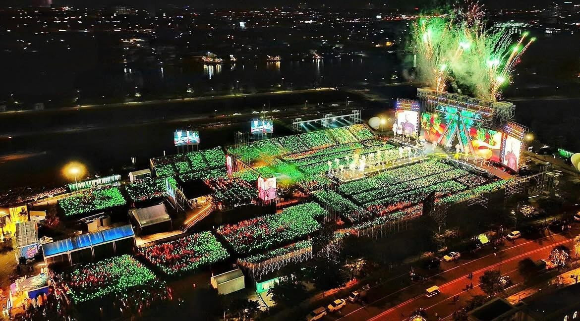 Concert 53.000 khán giả của BTS (trái) và concert chưa rõ số liệu từ show Anh trai say hi.