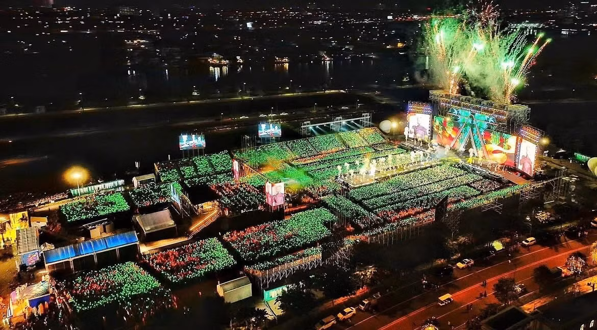 Concert 53.000 khán giả của BTS (trái) và concert chưa rõ số liệu từ show Anh trai say hi. Concert 53.000 khán giả của BTS (trái) và concert chưa rõ số liệu từ show Anh trai say hi.