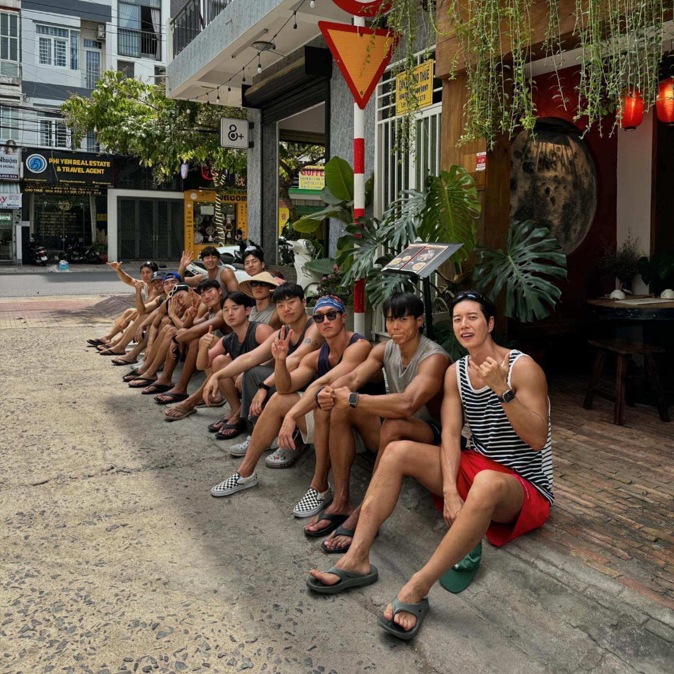 Park Hae Jin cùng nhóm bạn khám phá Nha Trang. Park Hae Jin cùng nhóm bạn khám phá Nha Trang.