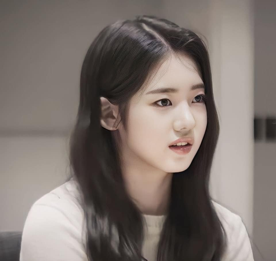 Bắt đầu thực tập tại YG Entertainment từ năm 2019, Rora có kinh nghiệm hoạt động nghệ thuật từ nhỏ. Nữ thần tượng sinh tên thật là Lee Da In, sinh năm 2008, từng tham gia nhóm nhạc thiếu nhi U.SSO GIRL cùng Hyein (NewJeans). Ngoài ra, cô còn góp mặt trong nhiều show tạp kỹ tại Hàn Quốc. Nhiều người cho rằng Rora sẽ đảm nhận vị trí hát chính khi Baby Monster ra mắt.