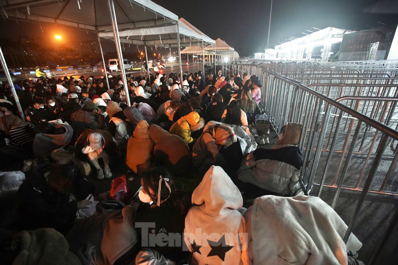 Loạt ảnh ghi nhận lúc 5h sáng, nhiều bạn trẻ bất chấp cái lạnh, ngồi co ro, có người nằm hẳn xuống đường chờ ban tổ chức mở cửa, đổi vé vào cổng.
