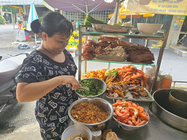 Chị Út Mẫn đau đầu vì nhiều người ăn xong nói không có tiền Chị Út Mẫn đau đầu vì nhiều người ăn xong nói không có tiền