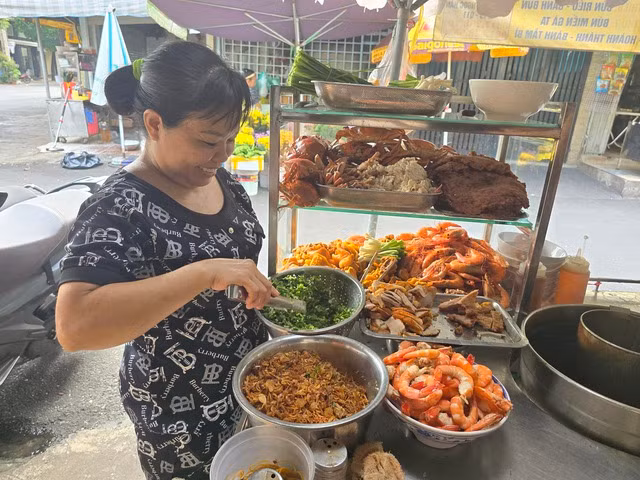 Chị Út Mẫn đau đầu vì nhiều người ăn xong nói không có tiền Chị Út Mẫn đau đầu vì nhiều người ăn xong nói không có tiền