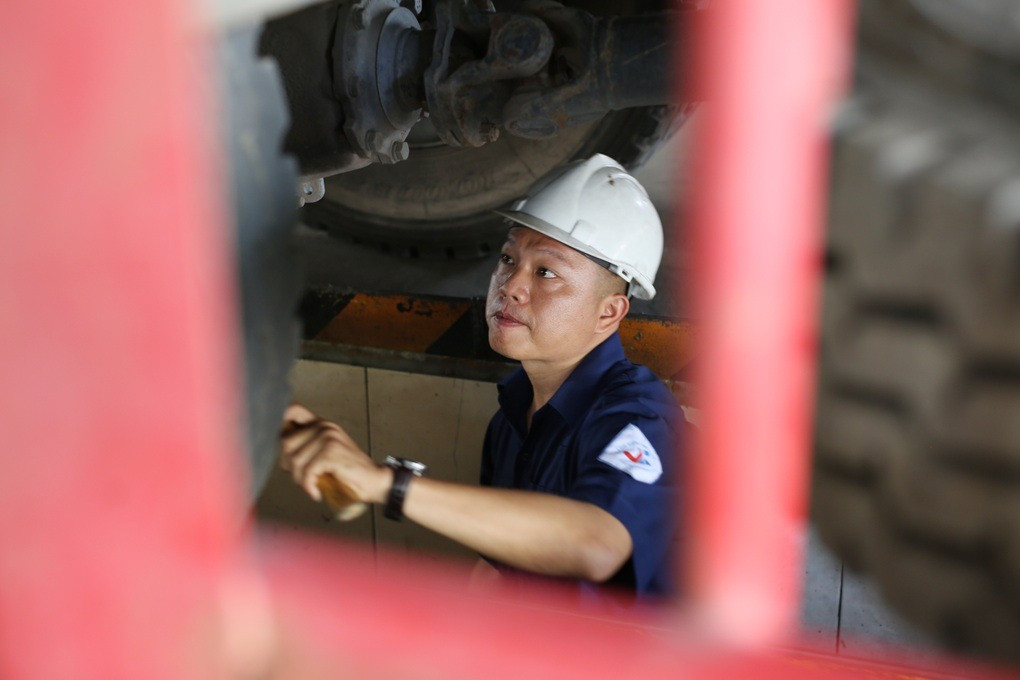 Một đăng kiểm viên kiểm tra gầm xe tải tại Trung tâm Đăng kiểm 50-07V (Ảnh: An Huy).