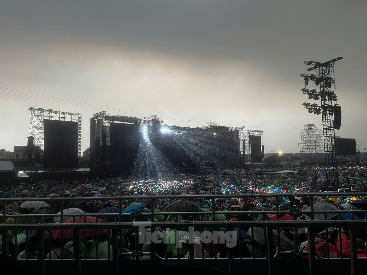 Biển người đổ về Hưng Yên &quot;tắm mưa&quot; cùng 33 nghệ sĩ. Ảnh: Ngọc Ánh.