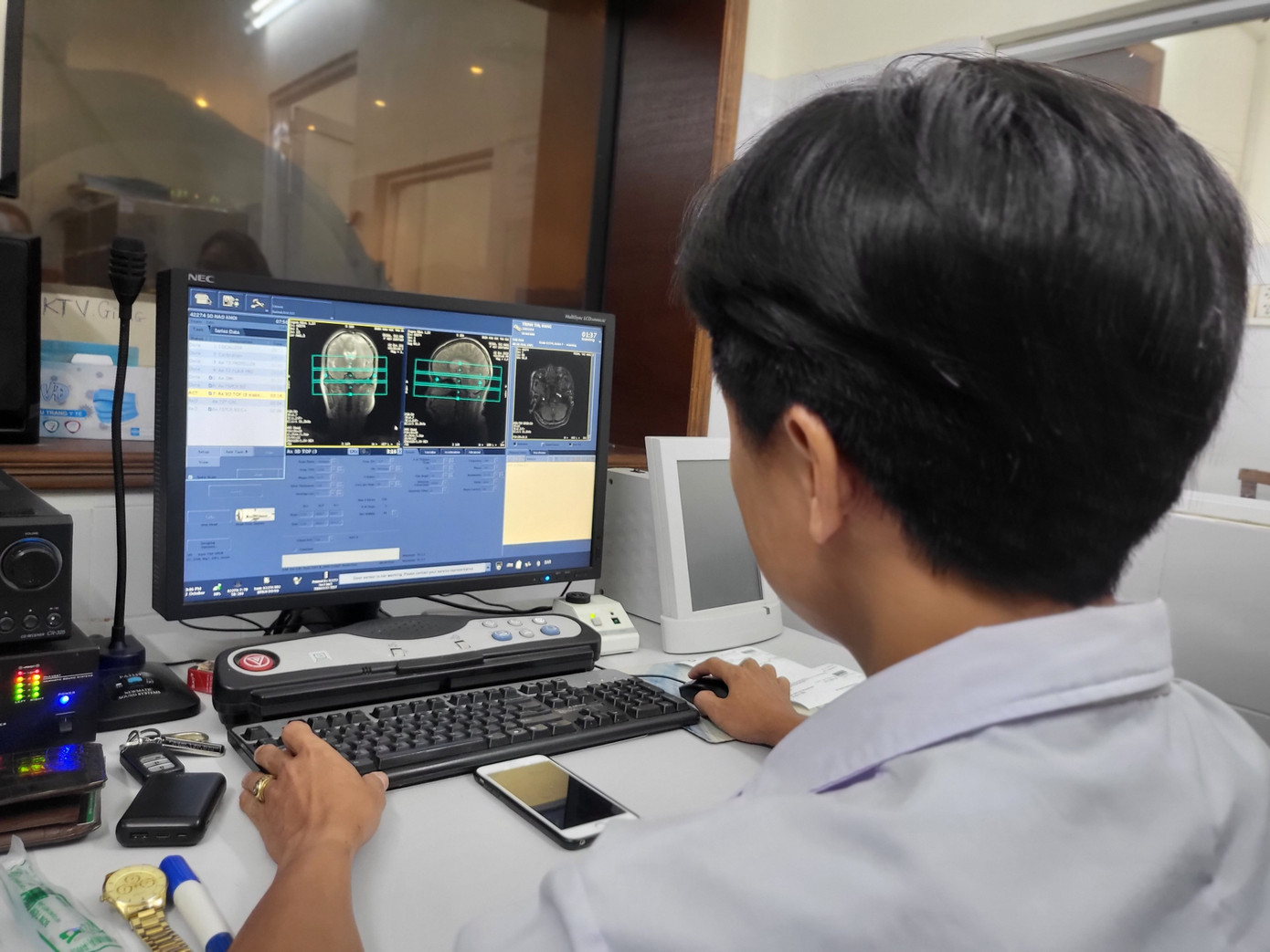 Bệnh viện Đa khoa Khu vực Thủ Đức chụp MRI cho bệnh nhân u não vào chiều 2/10. Ảnh: GL. Bệnh viện Đa khoa Khu vực Thủ Đức chụp MRI cho bệnh nhân u não vào chiều 2/10. Ảnh: GL.