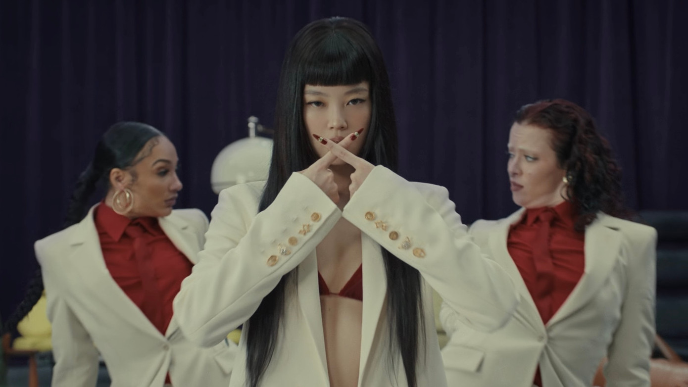 Tạo hình độc lạ của Jennie trong MV mới.