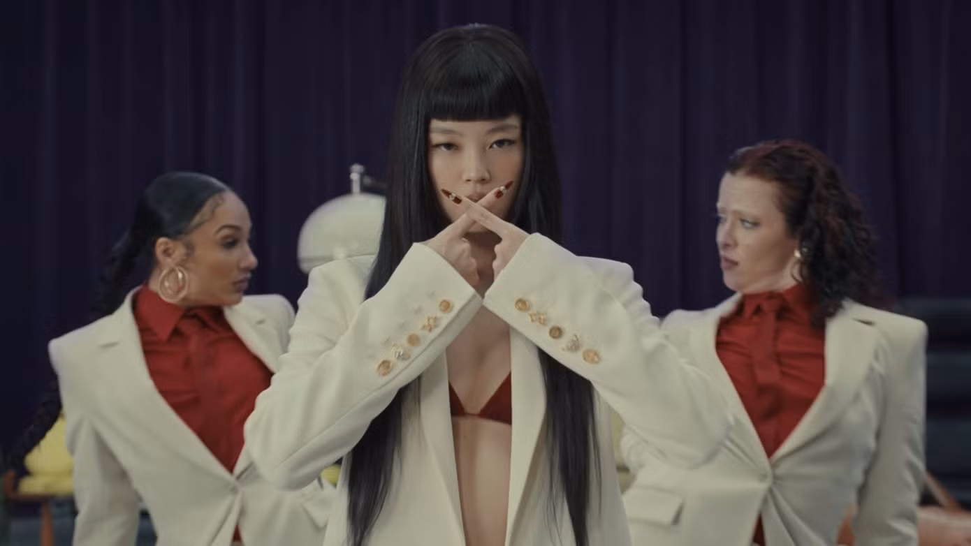 Tạo hình độc lạ của Jennie trong MV mới.