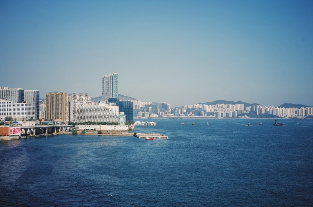 Thái Lan thuê 8 người phục vụ, sống trong căn hộ khách sạn, có tầm nhìn hướng biển.