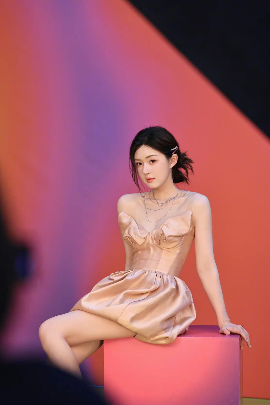 Bộ váy khiến Rosé lọt hot search Weibo, nhiều người so sánh với Triệu Lộ Tư vì cả hai “đụng hàng”. Triệu Lộ Tư (phải) từng mặc chiếc đầm y hệt khi quay quảng cáo vào ba tháng trước. Bộ váy khiến Rosé lọt hot search Weibo, nhiều người so sánh với Triệu Lộ Tư vì cả hai “đụng hàng”. Triệu Lộ Tư (phải) từng mặc chiếc đầm y hệt khi quay quảng cáo vào ba tháng trước.