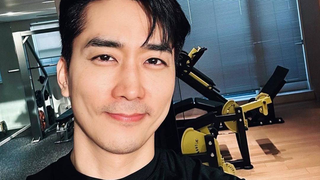 Song Seung Hun thời điểm hiện tại (giữa). Anh từng vướng tin tình ái với Song Hye Kyo thời quay Trái tim mùa thu và từng công khai tình cảm với Lưu Diệc Phi (bìa phải). Song Seung Hun thời điểm hiện tại (giữa). Anh từng vướng tin tình ái với Song Hye Kyo thời quay Trái tim mùa thu và từng công khai tình cảm với Lưu Diệc Phi (bìa phải).