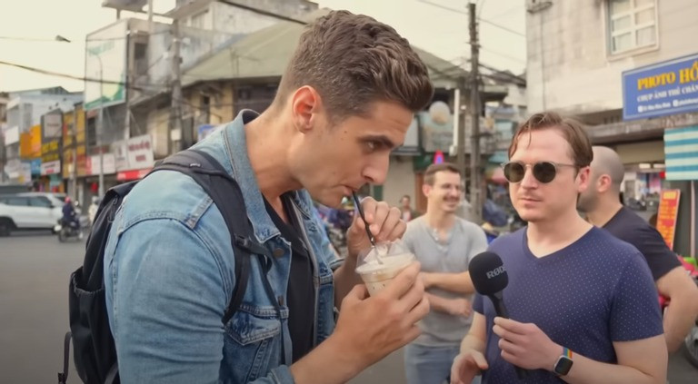 Vị khách Tây nếm thử món cà phê muối (Ảnh chụp màn hình)