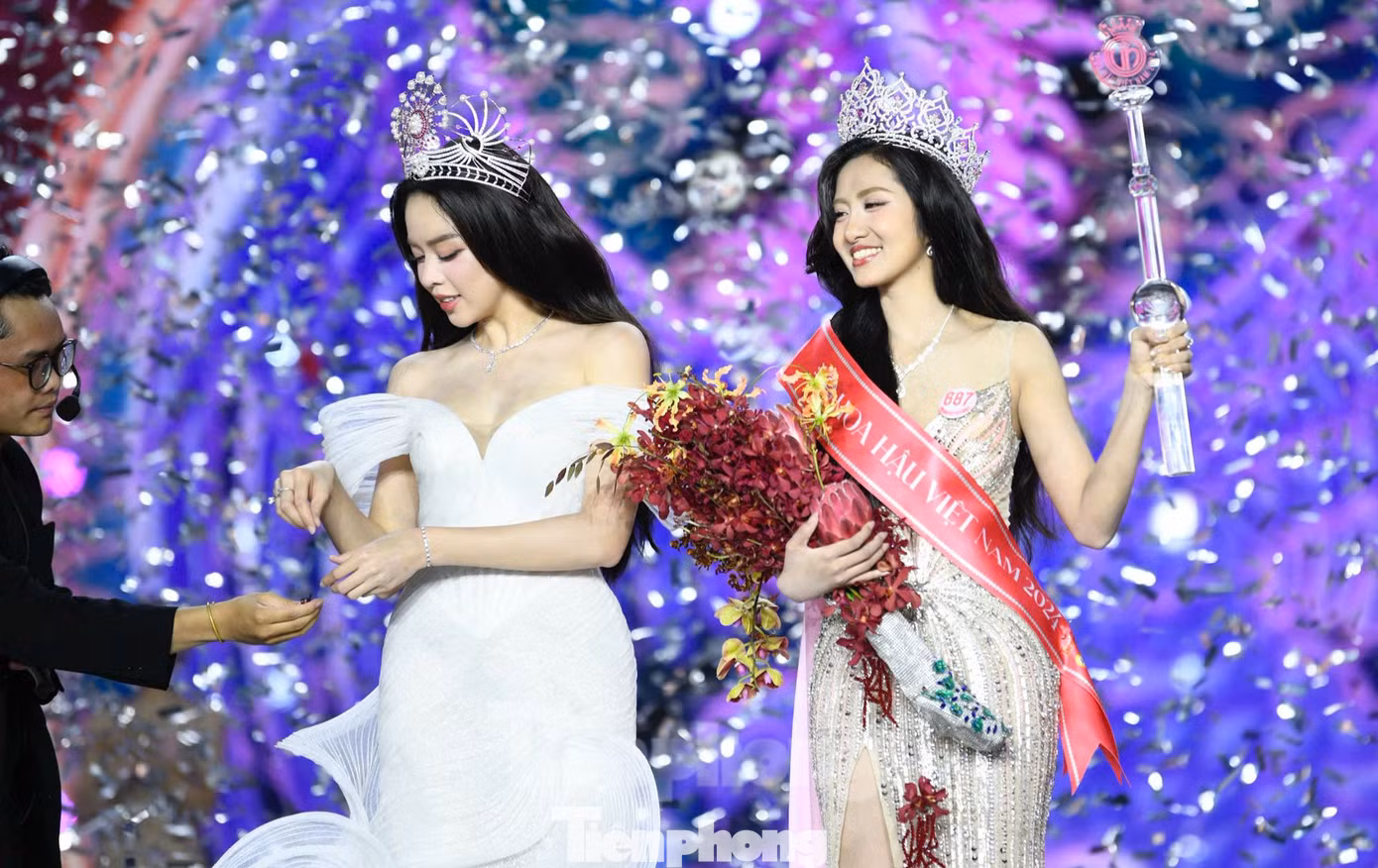 Tối 27/6, Hoa hậu Việt Nam 2022 Huỳnh Thị Thanh Thủy đội vương miện cho Hà Trúc Linh, chuyển giao vai trò đương kim Hoa hậu Việt Nam cho người kế nhiệm. Tối 27/6, Hoa hậu Việt Nam 2022 Huỳnh Thị Thanh Thủy đội vương miện cho Hà Trúc Linh, chuyển giao vai trò đương kim Hoa hậu Việt Nam cho người kế nhiệm.