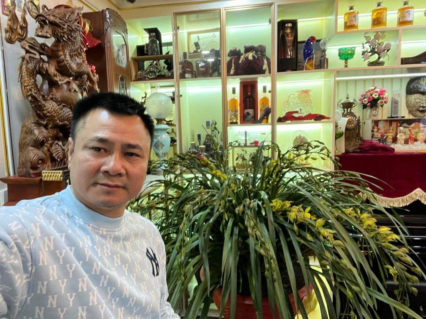 Trên trang cá nhân, NSND Tự Long cập nhập tình hình đón Tết, anh khoe nhiều góc ngập tràn không khí xuân trong nhà. Theo hình ảnh được chính chủ chia sẻ, đủ loại hoa như đào, phong lan, hoa hải đường... được nghệ sĩ ưa chuộng, trưng bày.