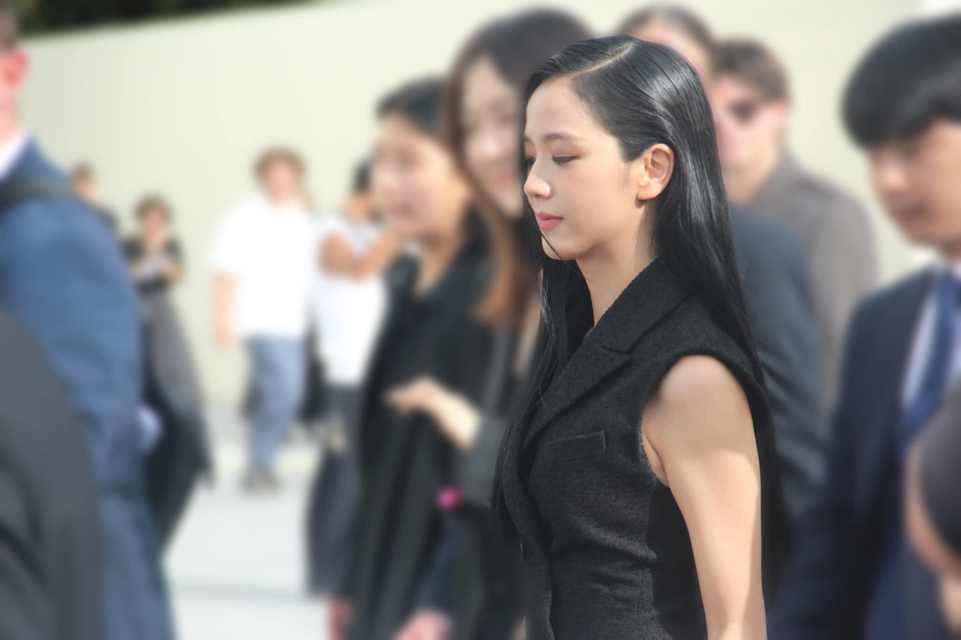 Ngày 26/9, nhiều ngôi sao quốc tế tham dự sự kiện Tuần lễ thời trang Paris của Dior. Jisoo (BlackPink) tiếp tục là tâm điểm chú ý của đám đông. Nữ thần tượng xuất hiện với diện mạo mới, đánh mắt khói thay vì trang điểm nhẹ nhàng như thường lệ.