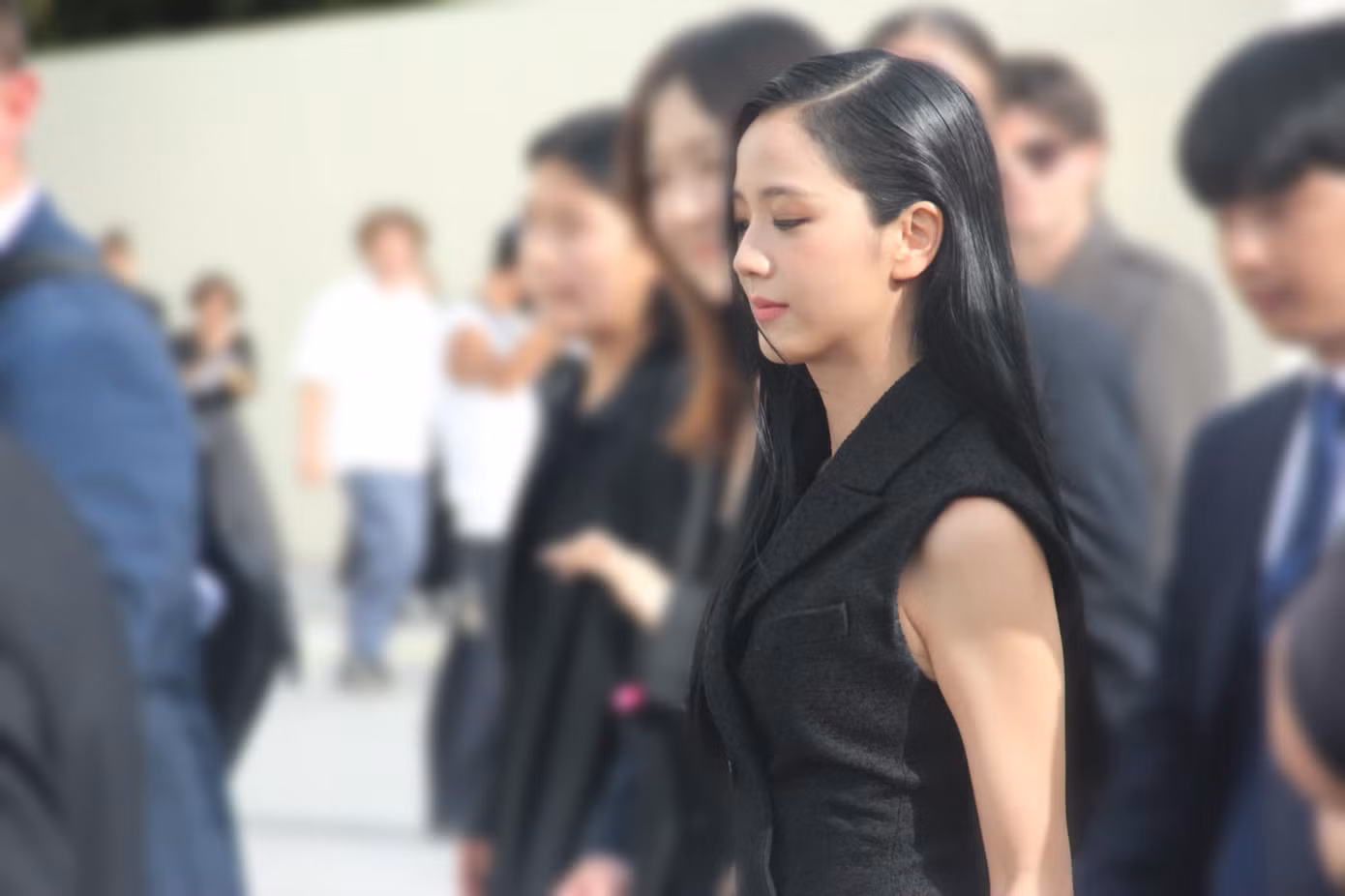 Ngày 26/9, nhiều ngôi sao quốc tế tham dự sự kiện Tuần lễ thời trang Paris của Dior. Jisoo (BlackPink) tiếp tục là tâm điểm chú ý của đám đông. Nữ thần tượng xuất hiện với diện mạo mới, đánh mắt khói thay vì trang điểm nhẹ nhàng như thường lệ.