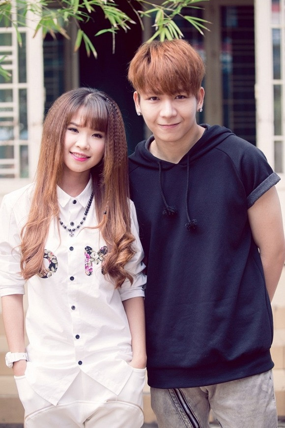 Nữ ca sĩ quê Đồng Nai vướng tin đồn tình cảm với Kelvin Khánh (cựu thành viên La Thăng) sau khi hợp tác chung trong MV Gửi cho anh (2013). Hơn đàn em tới 4 tuổi nhưng Khởi My không quá cách biệt khi đứng chung. Nữ ca sĩ được nhận xét trẻ hơn so với tuổi thật, luôn giữ năng lượng tích cực và không thừa nhận mối quan hệ với Kelvin Khánh. Dẫu vậy, cặp sao vẫn thường xuất hiện cùng nhau trên các chương trình, game show giải trí…