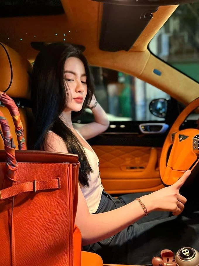 Bên cạnh theo đuổi thú vui sưu tập đồng hồ xa xỉ, cầu thủ cũng mua tặng vợ tương lai Chu Thanh Huyền nhiều món đồ đắt tiền. Trong livestream, Chu Thanh Huyền tiết lộ những món đồ hiệu cô sở hữu đều do bạn trai tặng, gồm chiếc đồng hồ Patek Philippe Aquanaut 5167A-001 (giá khoảng 600 triệu đồng).