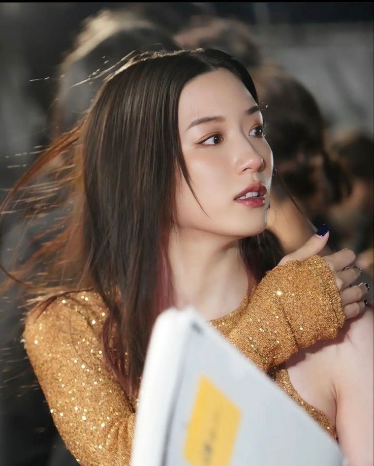 Tuy nhiên, hình tượng đẹp đẽ đó đã bị tổn hại nghiêm trọng sau khi truyền thông phanh phui loạt hình ảnh thân mật giữa Mei Nagano và nam diễn viên Kei Tanaka - người đã có gia đình. Không dừng lại ở đó, cô tiếp tục bị réo tên trong tin đồn tình cảm với Kim Mu Jun người Hàn Quốc.