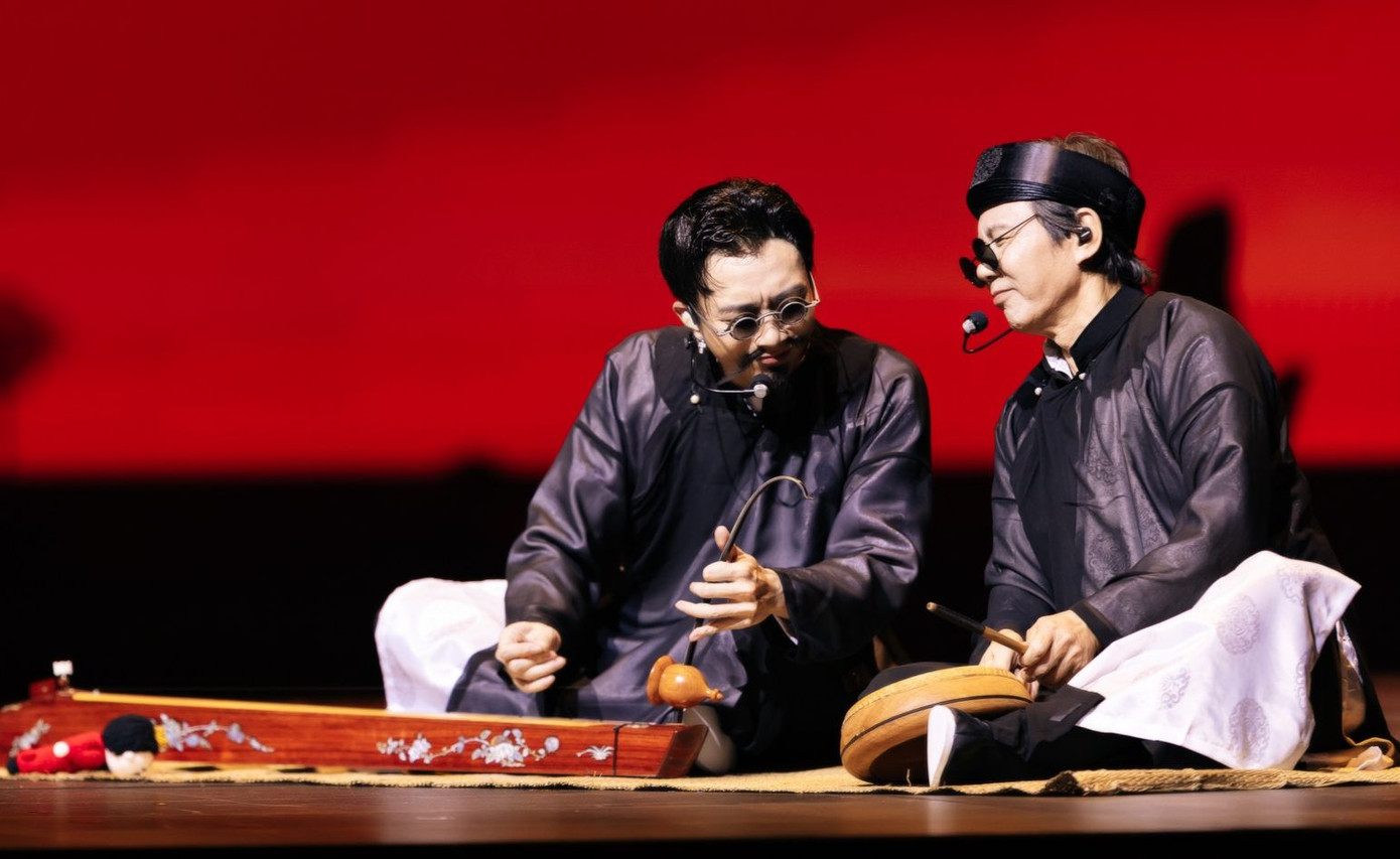 Một bất ngờ lớn của chương trình là phần biểu diễn mang đậm âm hưởng dân gian, khi Soobin xuất hiện cùng bố - NSND Huỳnh Tú - trong tiết mục hát xẩm và đàn bầu. Hai cha con thể hiện Mục hạ vô nhân và Ngồi tựa mạn thuyền, tái hiện không gian làng quê Bắc Bộ ngay giữa sân khấu hiện đại.