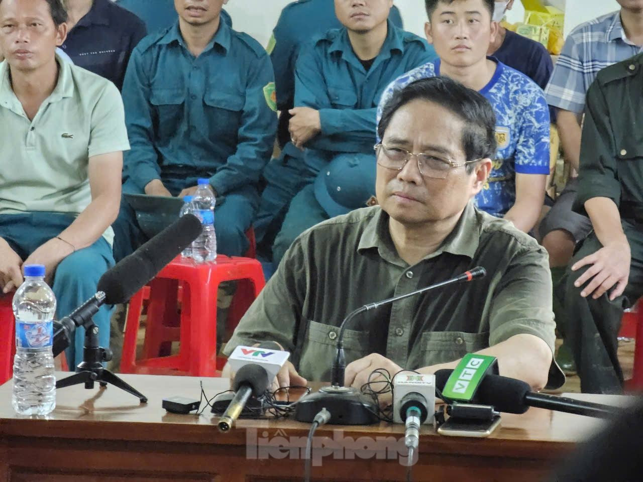 Thủ tướng Phạm Minh Chính bật khóc khi thấy tang thương Làng Nủ ảnh 35