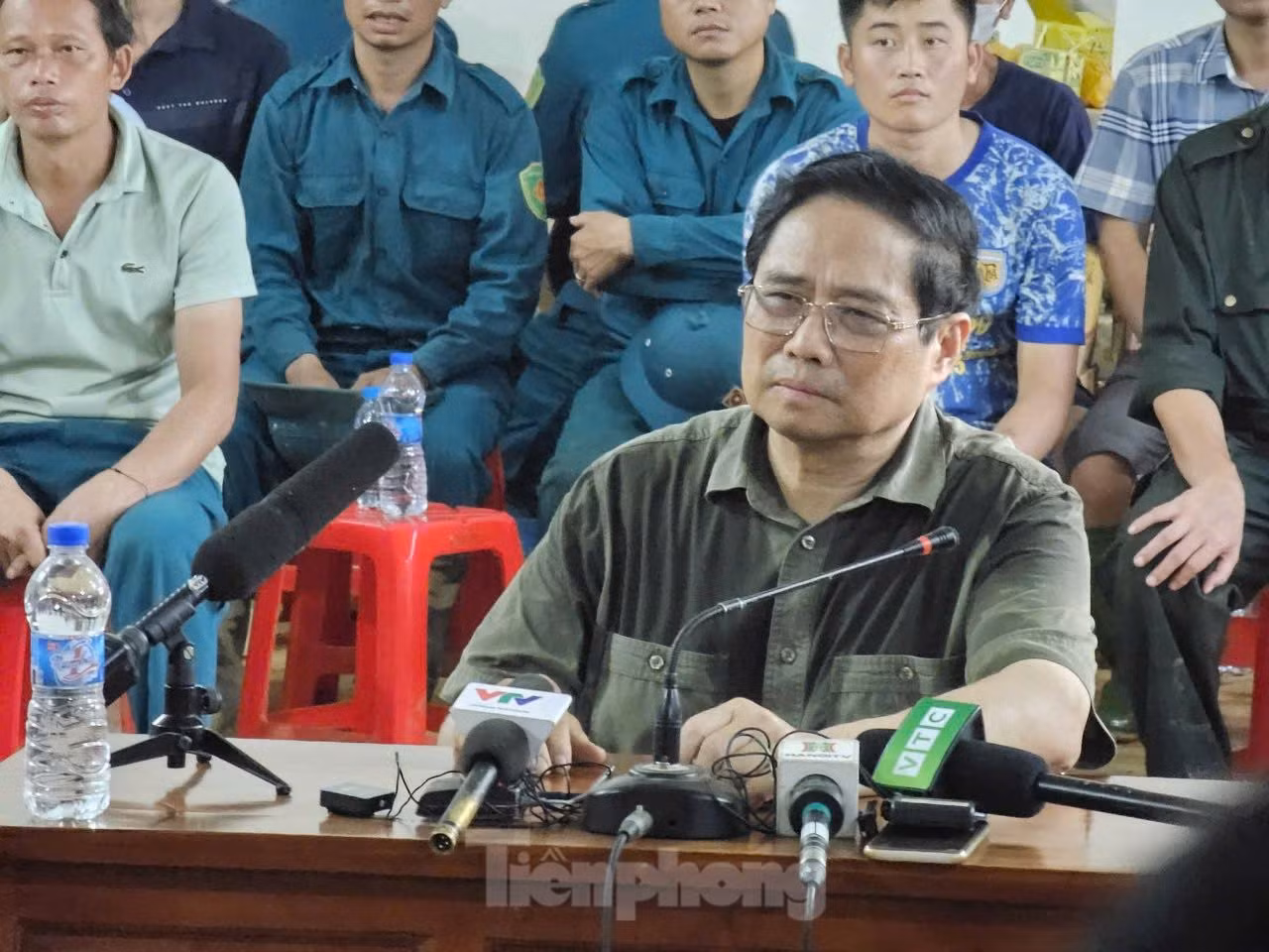 Thủ tướng Phạm Minh Chính bật khóc khi thấy tang thương Làng Nủ ảnh 35 Thủ tướng Phạm Minh Chính bật khóc khi thấy tang thương Làng Nủ ảnh 35
