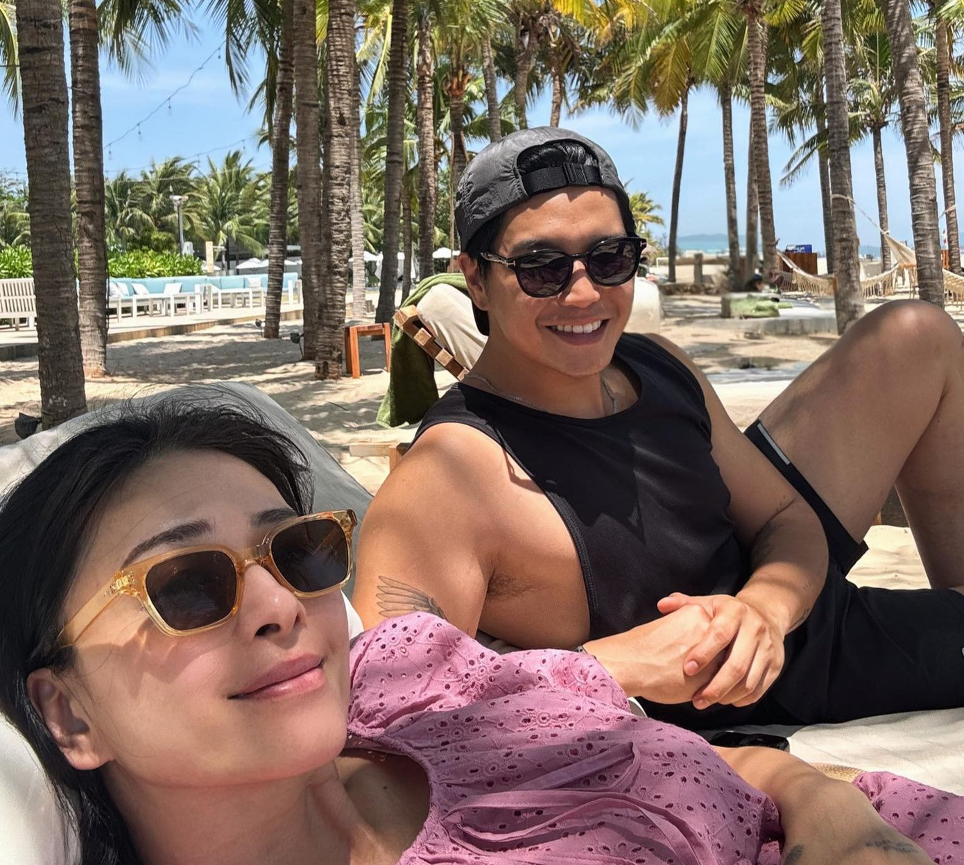 Ngô Thanh Vân cùng chồng - Huy Trần - chọn Vũng Tàu làm địa điểm nghỉ dưỡng. Nữ diễn viên chỉ chụp cận mặt, mặc đồ rộng khiến nhiều khán giả bàn tán vì gần đây cô vướng nghi vấn đang mang thai con đầu lòng.