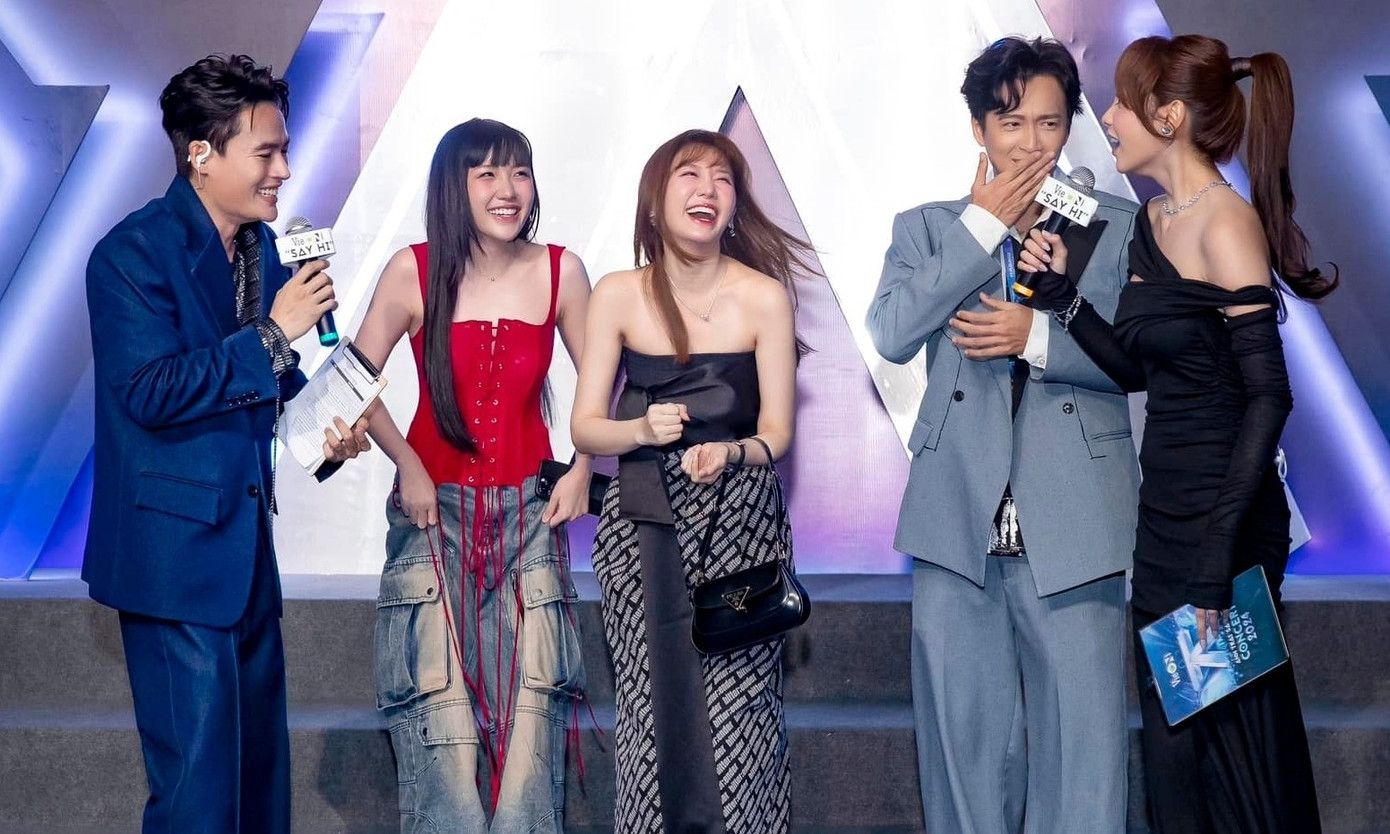 Người nổi tiếng đều tập trung ở hạng vé cao nhất là 10 triệu đồng mang tên SKY LOUNGE. Hạng vé này có tầm nhìn đẹp, quà tặng mang về và nước phục vụ tại khu vực sân khấu. Người nổi tiếng đều tập trung ở hạng vé cao nhất là 10 triệu đồng mang tên SKY LOUNGE. Hạng vé này có tầm nhìn đẹp, quà tặng mang về và nước phục vụ tại khu vực sân khấu.