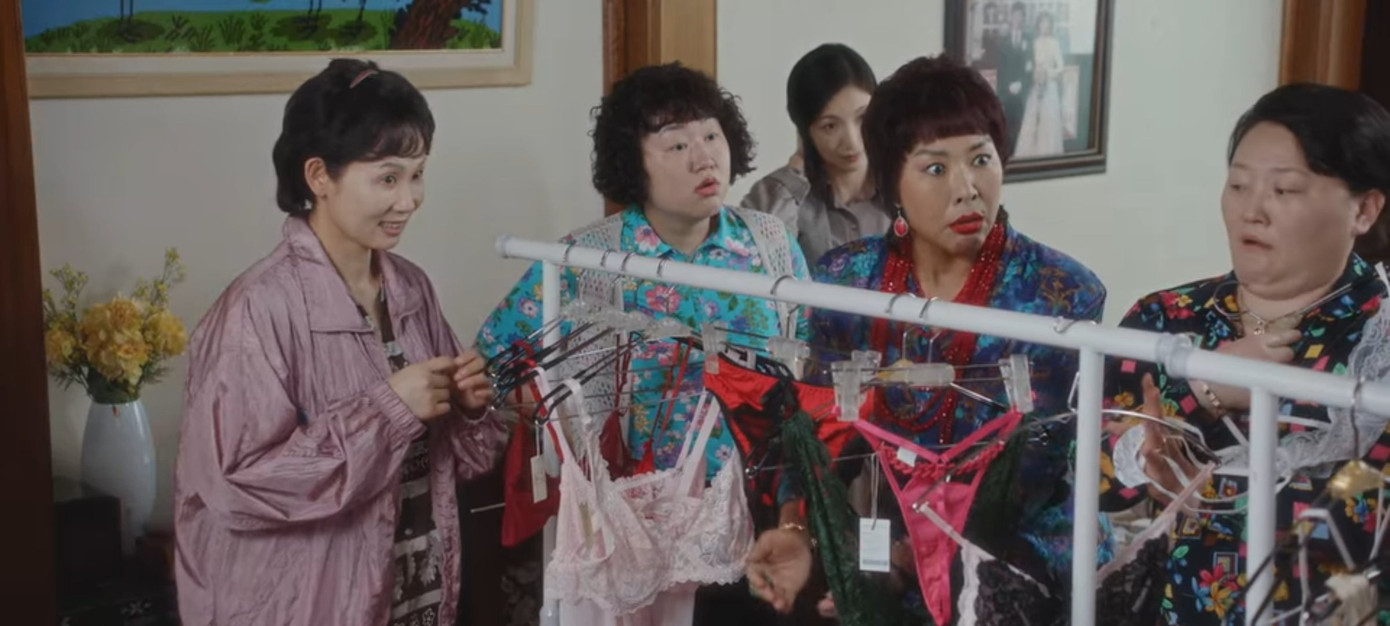 Bốn người phụ nữ lập doanh nghiệp riêng, kinh doanh sản phẩm dành cho người lớn, bán cho phụ nữ trong thôn.