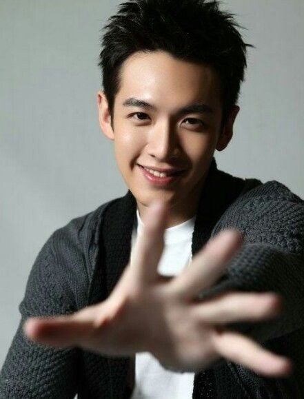 Sao Hàn, Trung là đại sứ Prada liên tiếp vướng scandal lớn.