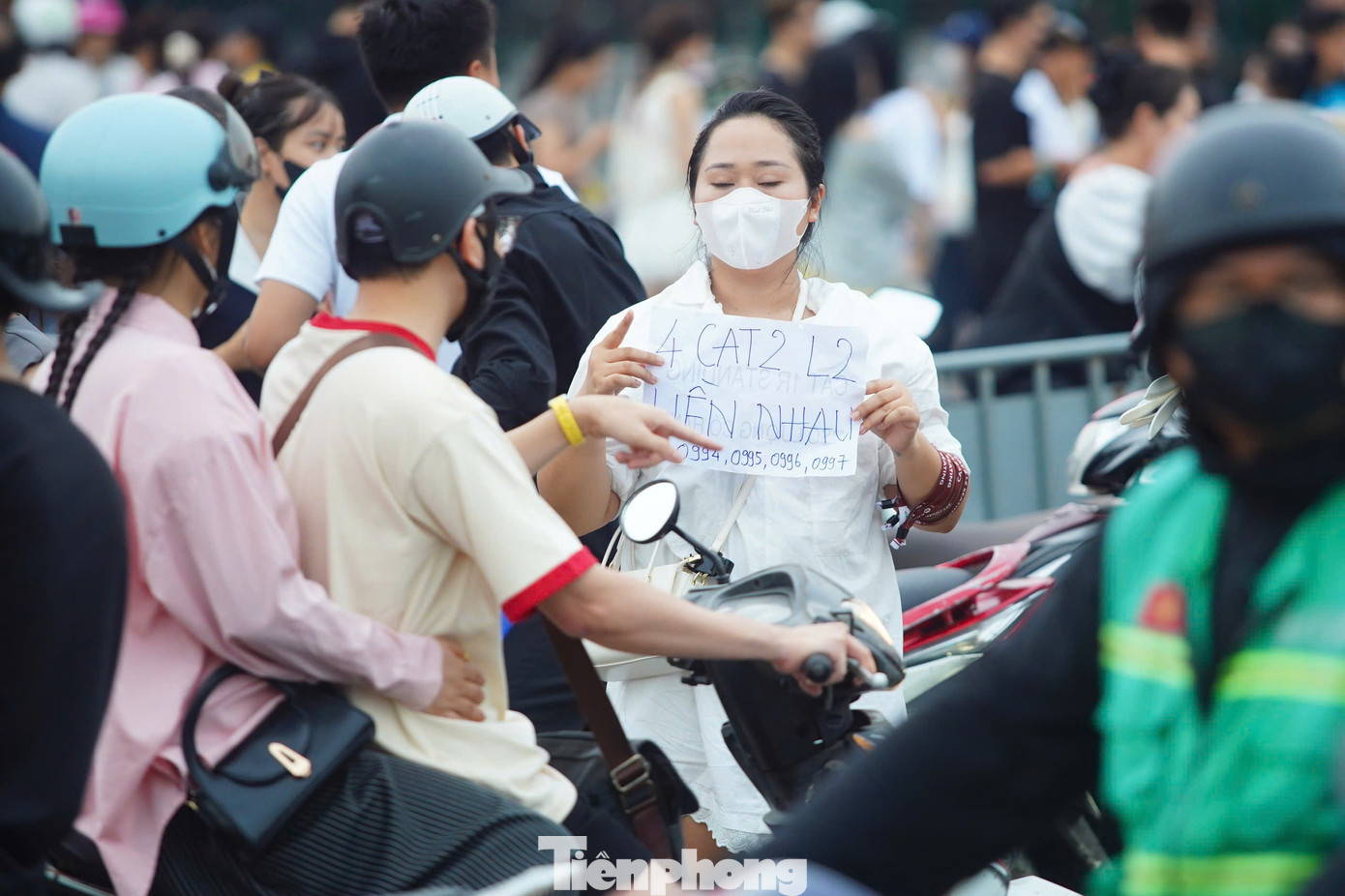 Đêm có sự tham gia của G-Dragon, CL, nhóm nhạc Tempest, DPR IAN, triple S, dự kiến đón 40.000 khán giả. Giá vé được niêm yết từ 1 triệu đồng đến 6,5 triệu đồng. Sát giờ diễn, thị trường chợ đen trở nên sôi động, nhiều hạng vé được bán tháo, xả lỗ, thấp hơn nhiều so với giá gốc.