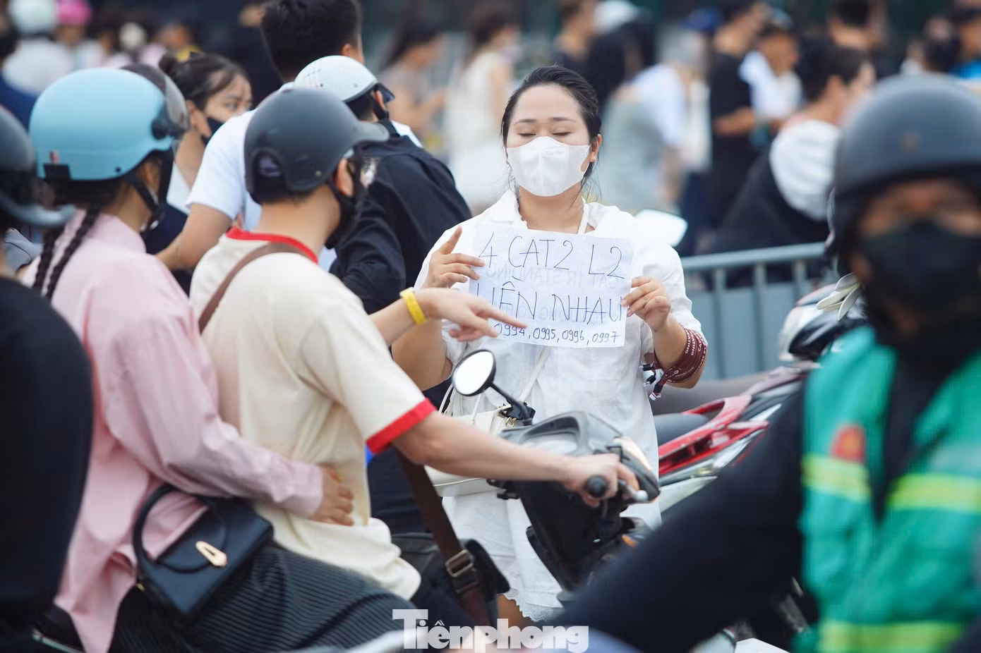 Đêm có sự tham gia của G-Dragon, CL, nhóm nhạc Tempest, DPR IAN, triple S, dự kiến đón 40.000 khán giả. Giá vé được niêm yết từ 1 triệu đồng đến 6,5 triệu đồng. Sát giờ diễn, thị trường chợ đen trở nên sôi động, nhiều hạng vé được bán tháo, xả lỗ, thấp hơn nhiều so với giá gốc.