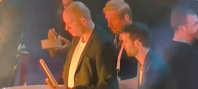 Một nghệ sĩ biểu diễn Olympic bị phát hiện đang ăn trên sân khấu lễ bế mạc. Ảnh: BBC. Một nghệ sĩ biểu diễn Olympic bị phát hiện đang ăn trên sân khấu lễ bế mạc. Ảnh: BBC.