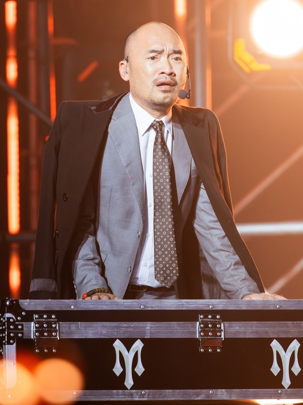 Tiến Luật và Negav là hai nghệ sĩ nổi bật trong tập mới nhất của hai show. Chủ đề về Tiến Luật trên mạng xã hội vượt trội, giúp Anh trai vượt ngàn chông gai nóng nhất cuối tuần qua.