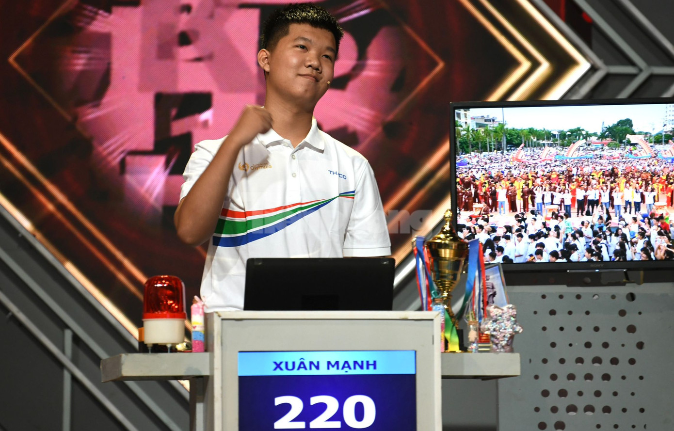 Minh Triết bày tỏ sự xúc động khi lần cuối đứng trên sân khấu Olympia và nhận được sự cổ vũ của thầy cô, bạn bè, gia đình. Nam sinh Huế chọn gói câu hỏi 3 câu 30 điểm vì đang có tổng điểm thấp nhất. Minh Triết nhanh chóng trả lời đúng câu đầu nhưng đáp án câu thứ hai không chính xác. Xuân Mạnh nhanh tay bấm chuông và giành 30 điểm, vươn lên dẫn đầu một cách gay cấn. Ảnh: Như Ý