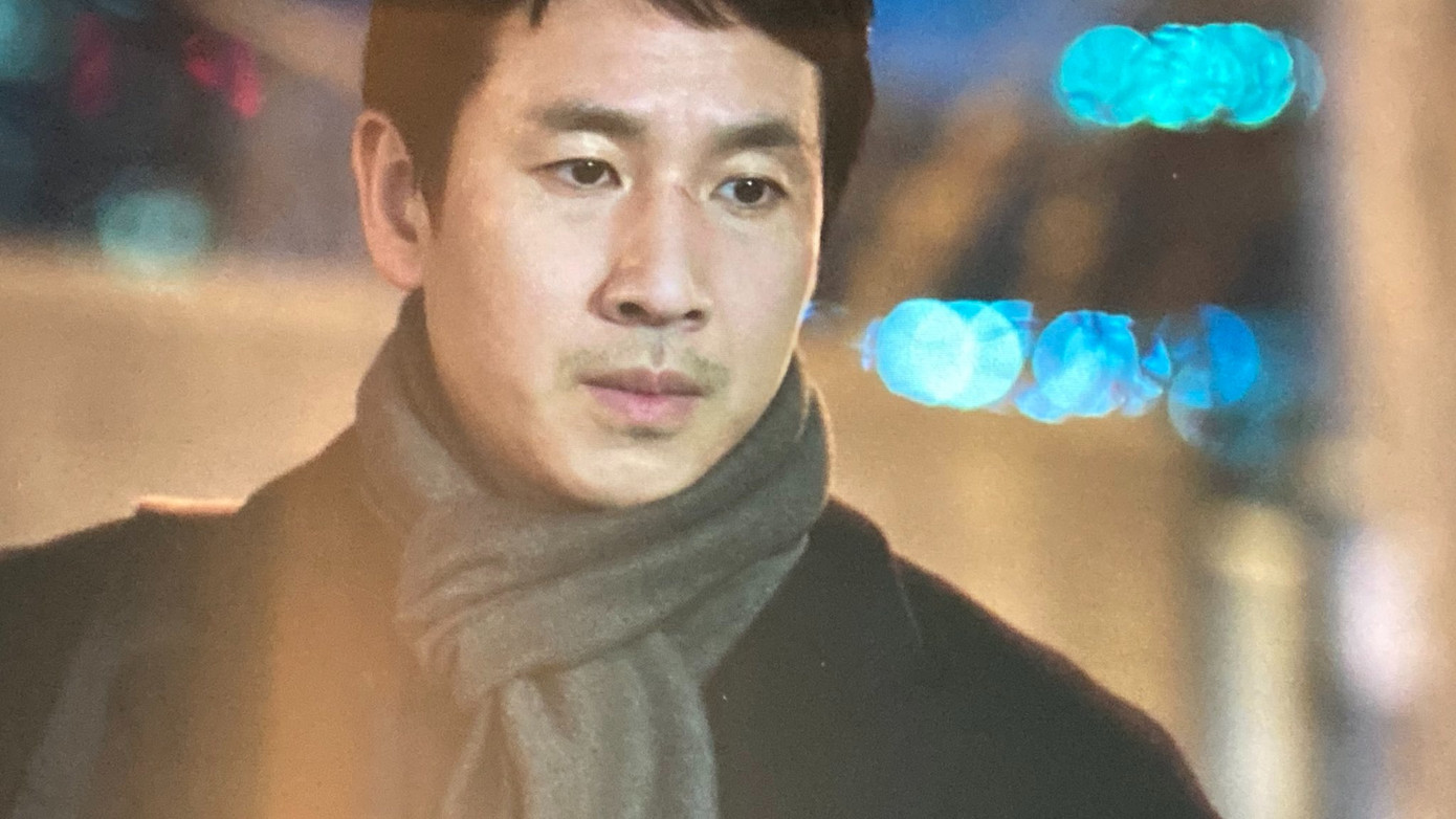 Phóng viên Jeon Hyeong Hwa - người đã phỏng vấn Lee Sun Kyun khi anh chưa nổi tiếng - gửi tới cố diễn viên: “Thay vì chỉ trích anh ấy hèn nhát, xin hãy nhớ tới nỗ lực trong quá khứ của Lee Sun Kyun. Tôi hy vọng anh có thể nghỉ ngơi thoải mái ở nơi không có sự ghét bỏ hay lo lắng... Cầu mong người đã khuất được yên nghỉ”.