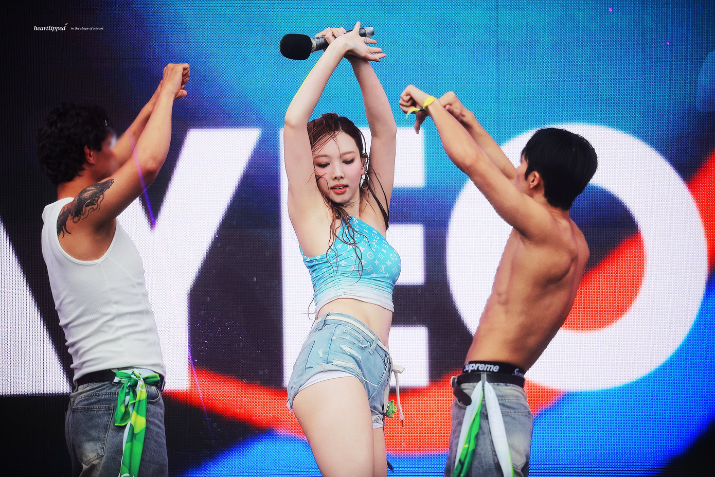 Nayeon (Twice) trở lại với sản phẩm solo mới. Nữ thần tượng sinh năm 1995 được khen vóc dáng khỏe khoắn nhưng không kém phần gợi cảm. Trang phục diễn của Nayeon có đồ bảo hộ kỹ càng. Nayeon (Twice) trở lại với sản phẩm solo mới. Nữ thần tượng sinh năm 1995 được khen vóc dáng khỏe khoắn nhưng không kém phần gợi cảm. Trang phục diễn của Nayeon có đồ bảo hộ kỹ càng.