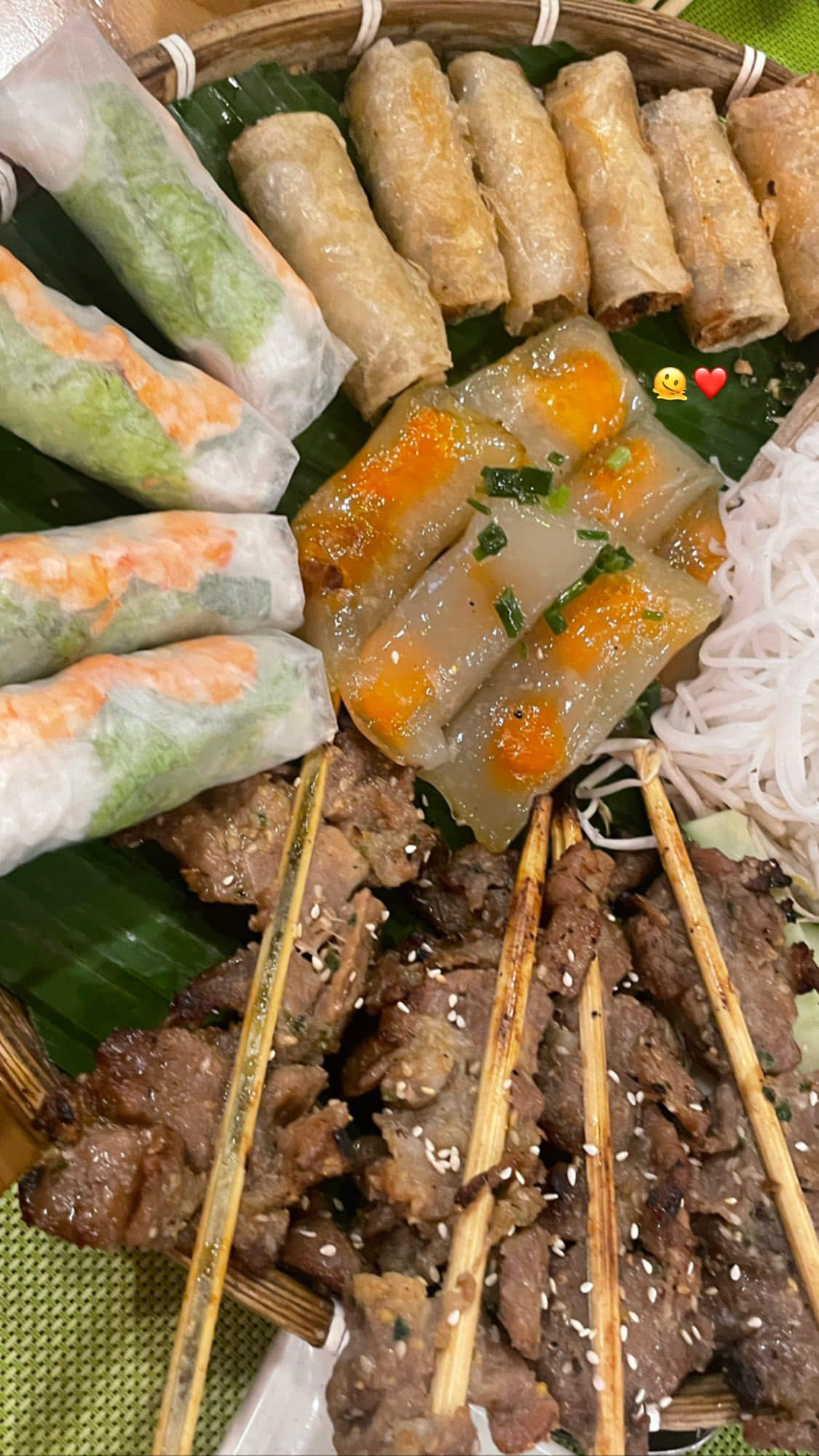 Các thành viên chia sẻ hình ảnh đồ ăn Việt Nam như cuốn, nem, bánh bột lọc…